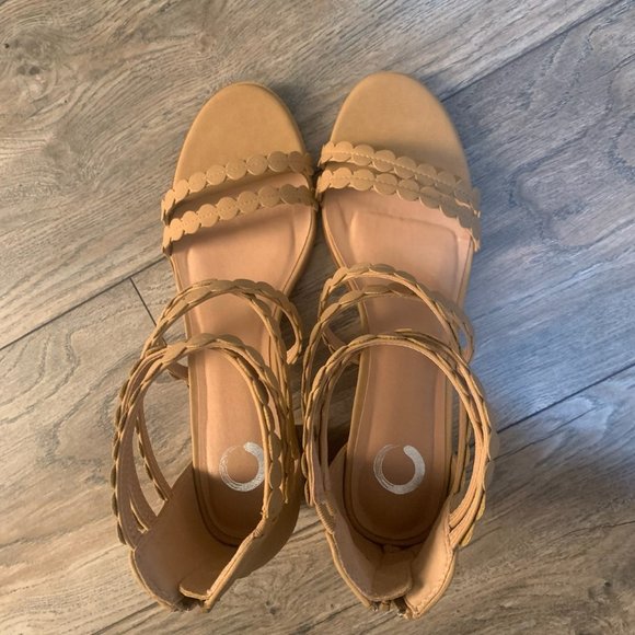 NEW JOURNEE COLLECTION  TAN FAUX SUEDE ANKLE STRAP ZIP BACK BLOCK SANDALS 8.5 - Picture 7 of 9